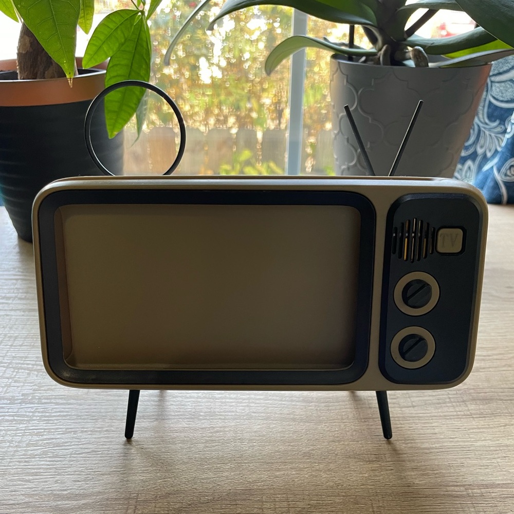 Retro Tv Phone Stand